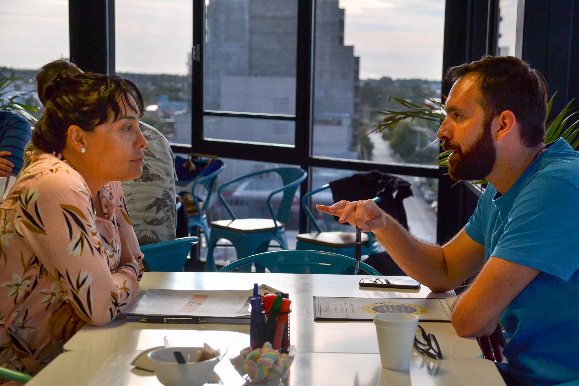 dos personas conversando dos personas conversando